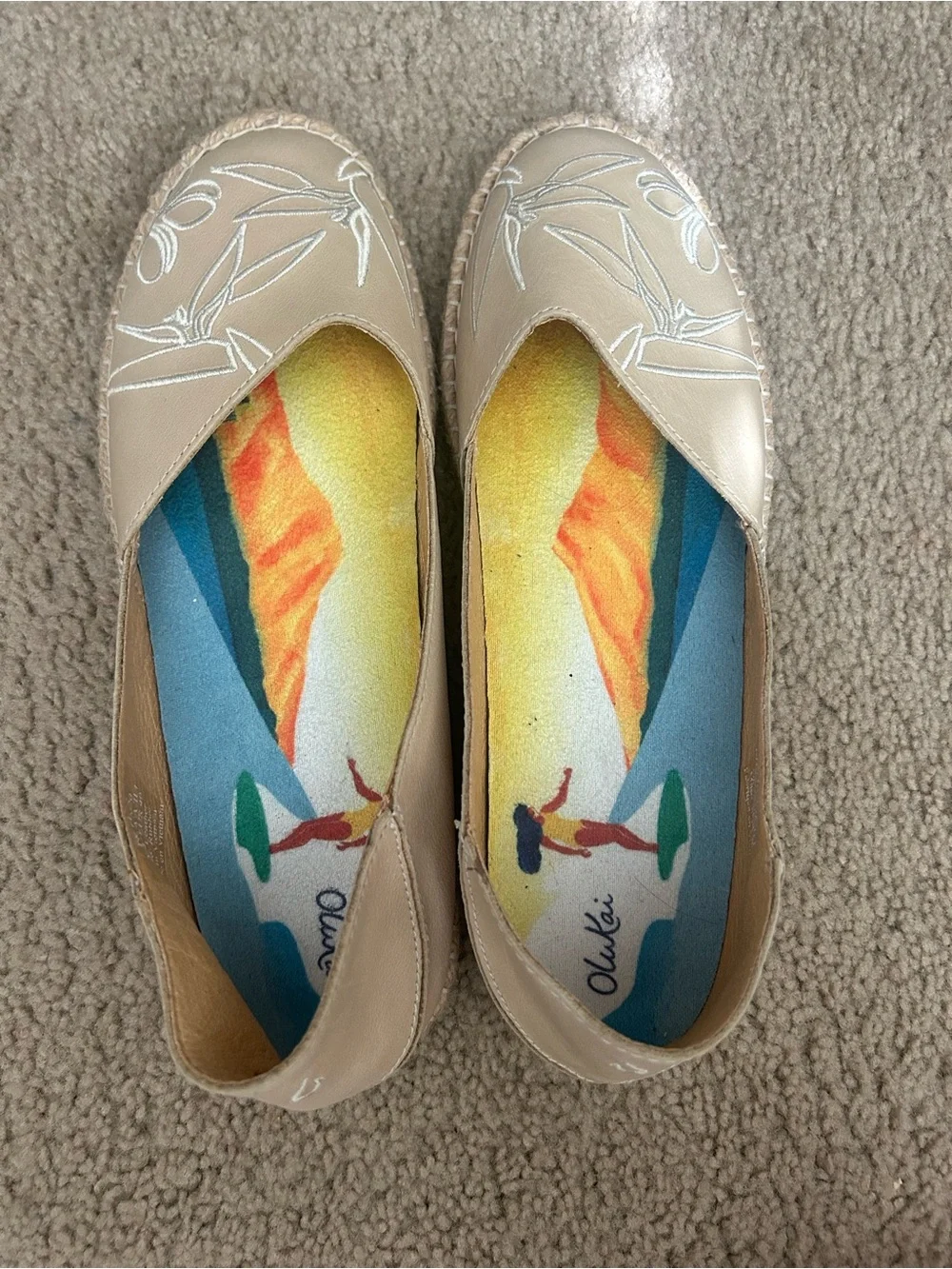 OluKai Women's Slip-On Flats Beige Floral Embroidered Rubber Sole US 10